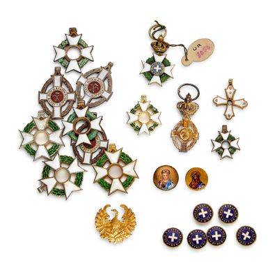 un assortiment de bijoux variés, comprenant des boucles d'oreilles, des broches et des pendentifs