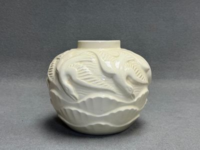 KERAMIS - BOCH. Vase boule en faïence ivoire à décor de moue…