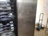 deux réfrigérateurs installés dans une pièce