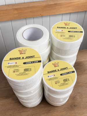 quatre rouleaux de bandages et un rouleau de bandages posés sur une table