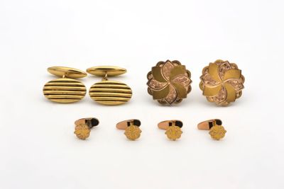 un ensemble de boutons de manchette en or et une paire de boutons de manchette
