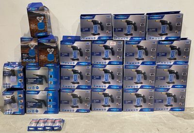 une pile de boîtes bleues et blanches et une télécommande noire et blanche
