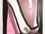 tableau représentant un vase rose orné de lignes noires et blanches sur fond blanc