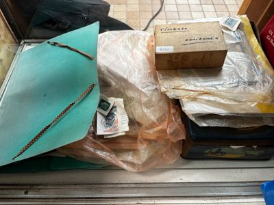 une pile de cartons et de sacs posée sur une étagère