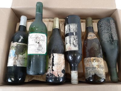 plusieurs bouteilles de vin dans une caisse sur la table