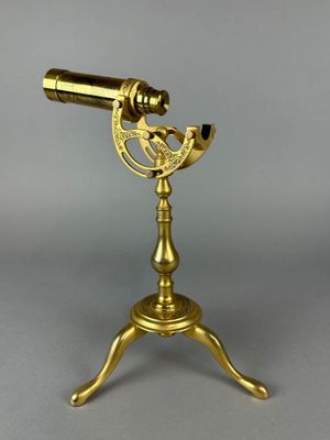 un télescope ancien en laiton monté sur un trépied
