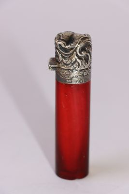 une bouteille en verre rouge ornée d'un dragon argenté