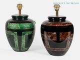 deux vases posés côte à côte sur une surface blanche
