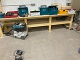 de nombreux outils sur l'établi du garage