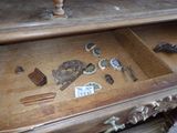 un tiroir qui contient tout un tas d'objets