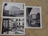 trois photographies en noir et blanc représentant une rue et des bâtiments, accrochées à un mur