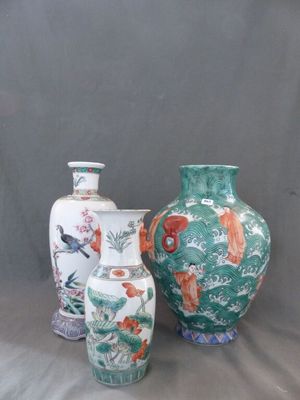 trois vases posés l'un à côté de l'autre sur une table