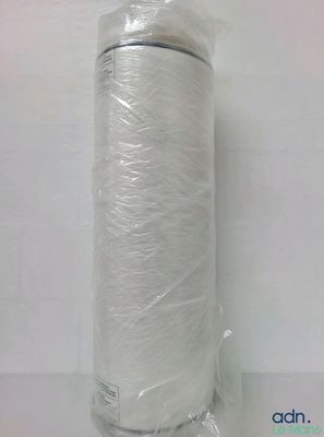 un rouleau de fil blanc emballé dans du plastique, posé sur une surface blanche