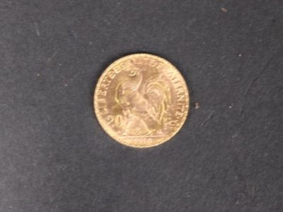 l'image d'une pièce d'or sur une surface noire