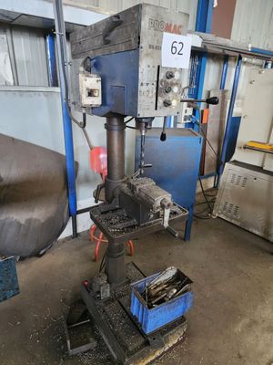 une machine qui se trouve dans un garage rempli d'outils