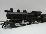 un petit train sur une surface blanche avec un fond blanc