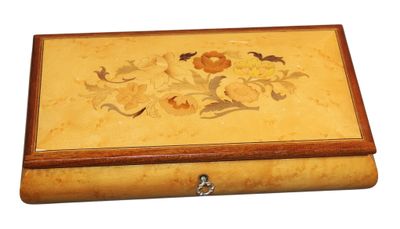 l'image d'une boîte en bois ornée d'un motif floral