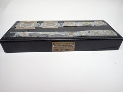 une boîte noire portant une étiquette, posée sur une table blanche