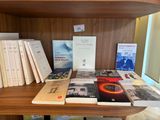 de nombreux livres qui se trouvent sur une étagère dans la pièce