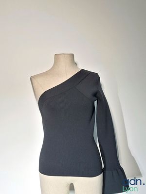 une photo d'un mannequin portant un haut noir