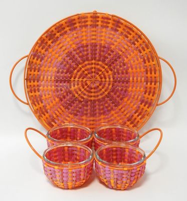 panier orange et rose contenant quatre tasses et un plateau muni de poignées