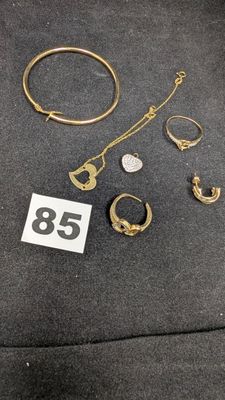 un gros plan sur plusieurs bagues et bracelets posés sur une table