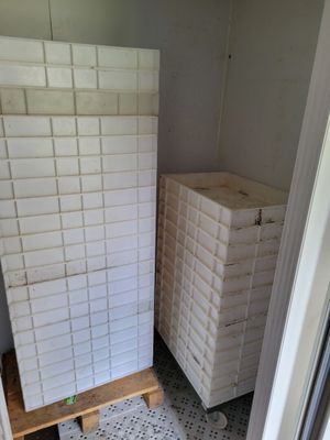 environ 50 bacs pvc pour pâtons VENTE EN LIVE, sur désignati… - Photo 1