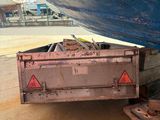un camion qui transporte un grand bateau à l'arrière