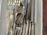 une boîte contenant de l'argenterie sur une table
