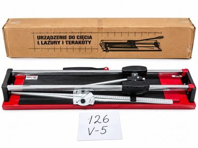 une image représentant une boîte à outils posée sur une table