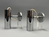 une paire d'appliques murales en chrome et en verre sur fond gris
