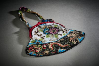 une image représentant un petit sac à main orné d'un motif floral