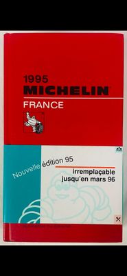 un livre posé sur une table