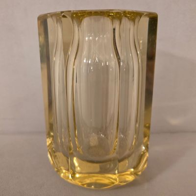 un vase en verre posé sur une table