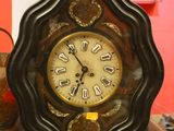 une horloge accrochée au mur de la pièce