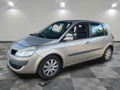 la photo d'une voiture argentée garée dans un garage