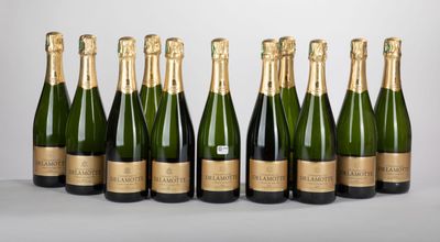 six bouteilles de champagne alignées