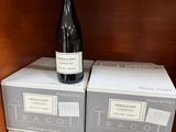 Des bouteilles de vin sont empilées sur des cartons dans un placard