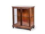 une vitrine en bois avec des portes vitrées et des étagères