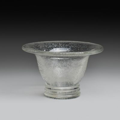 un bol en verre posé sur une table