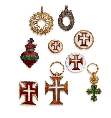 de nombreux types de pendentifs religieux sur un fond blanc