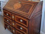 un petit bureau surmonté d'une horloge
