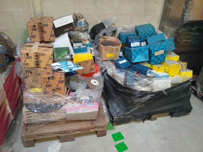 une pile de cartons posée sur une palette dans une pièce