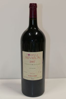 une bouteille de vin posée sur une table