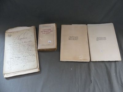 trois vieux livres posés sur une table l'un à côté de l'autre