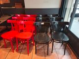 beaucoup de chaises alignées en rangée