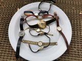 une assiette blanche sur laquelle sont disposées plusieurs montres