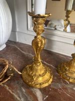 PAIRE DE FLAMBEAUX en bronze ciselé et doré à décor de rocai… (photo 5)