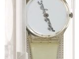 une horloge située sur le flanc d'une tour