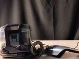 un téléphone portable posé sur une table, à côté d'un appareil photo